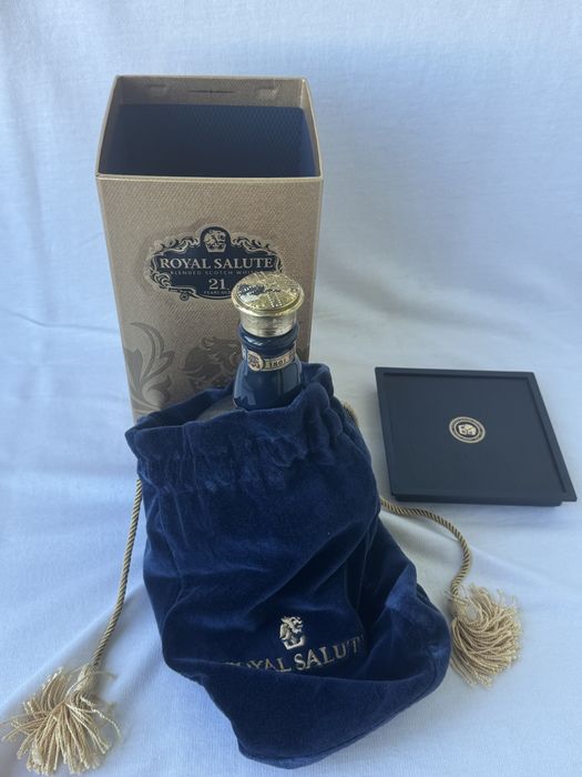Празна бутилка и кутия от уиски Chivas Royal Salute 21 Year , Роял Салют Блендед