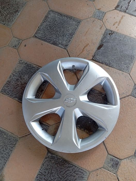 Продаеться шины и колпаки