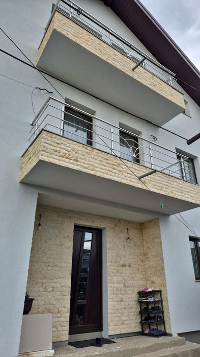 Constructii. Case la rosu si la cheie.