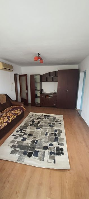 Închiriez apartament