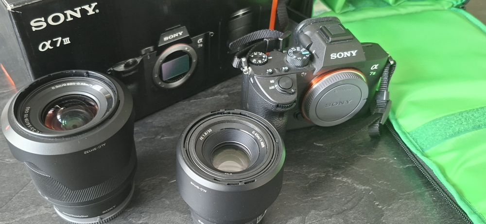 Sony A7 III  комплект с два обектива Sony 28-70/3.5-5.6 OSS  и Sony FE 1.8/50  чанта за съхранение и карта с памет 128GB