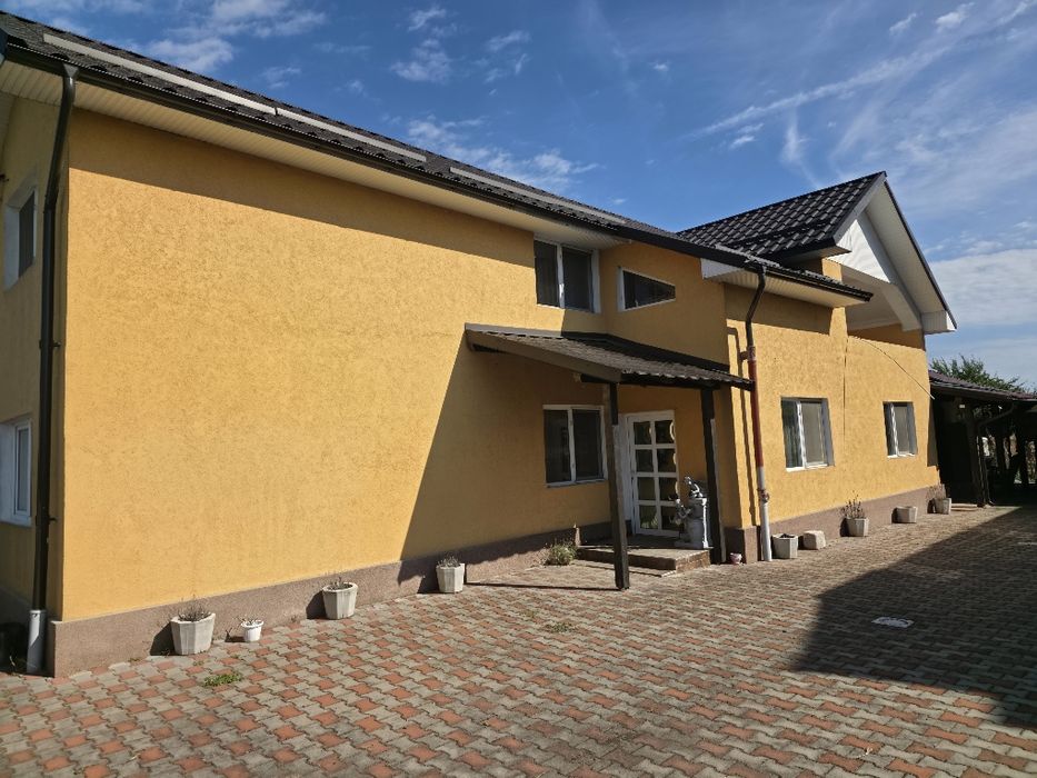 Vând casa P+E si teren