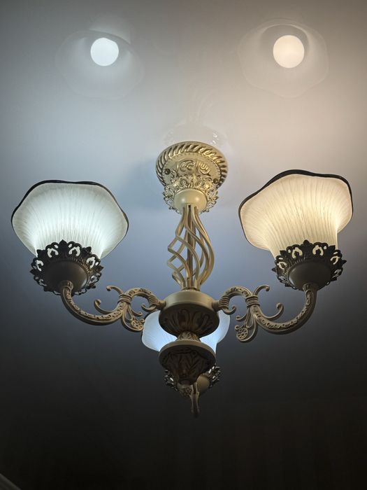 Продам 2 Люстры