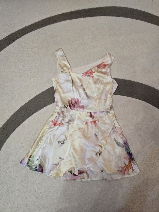 Продавам 2 сатенирани топа за 15евро обща цена. Размер XS/S