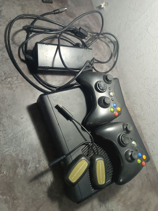 Продам XBOX 360 с двумя джестиками.