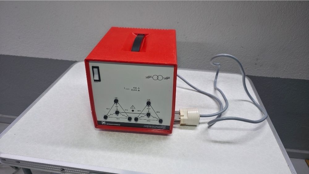 Трансформатор, регулатор и трифазен трансформатор за ниско напрежение.