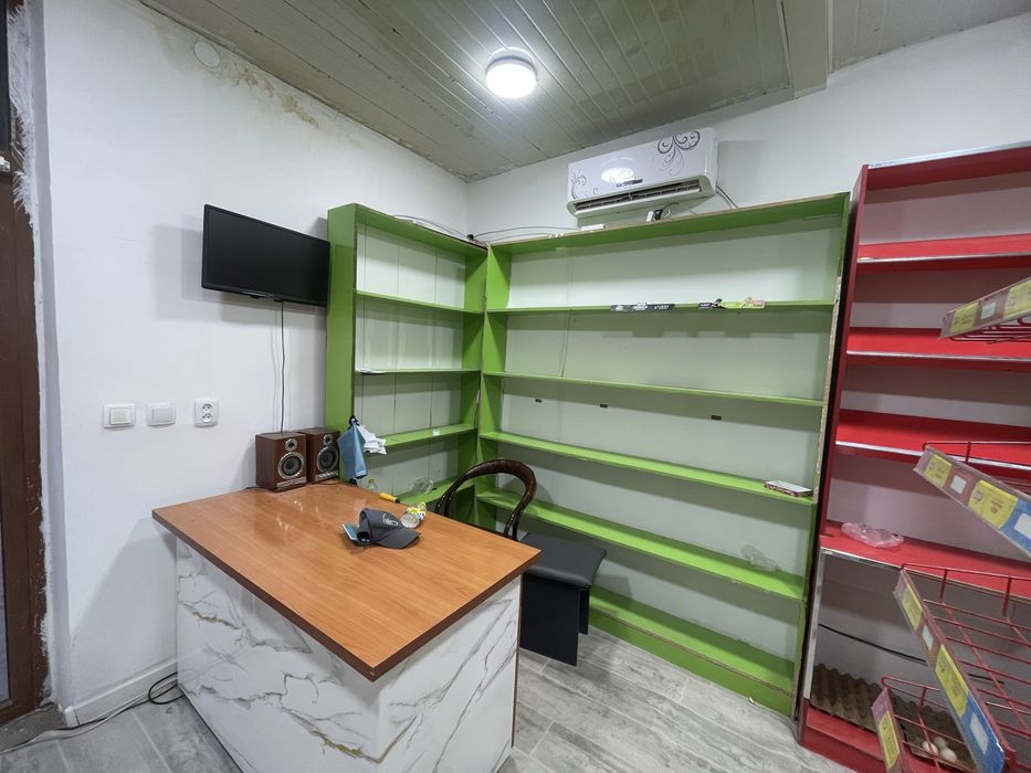 Magazin uchun mebel sotiladi