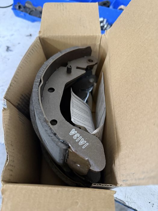 Продам задние тормознве колодки на нексию