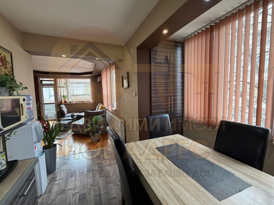 Многостаен Тухлен Апартамент с Гараж ,Газифициран и Обзаведен ,Център