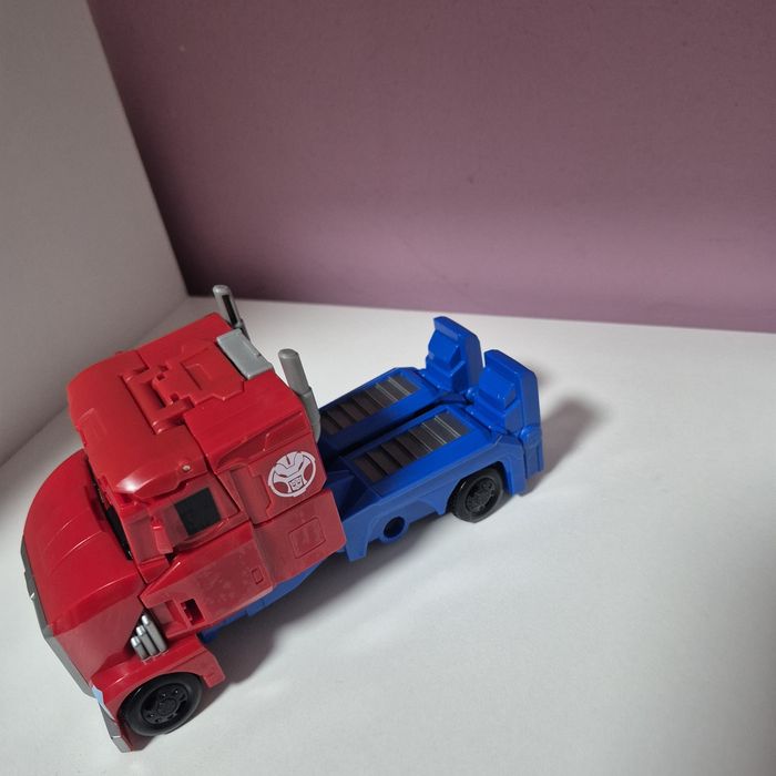 Игрушка-трансформер "Optimus Prime" (Трансформеры Новая искра) Hasbro