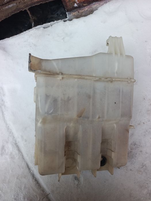 Бачек омывателя Тойота Ипсум Toyota Ipsum