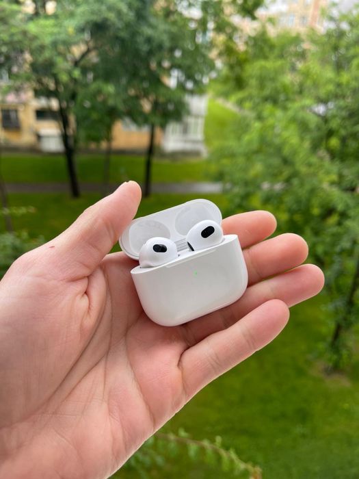 • Casti  AirPods  3 •
