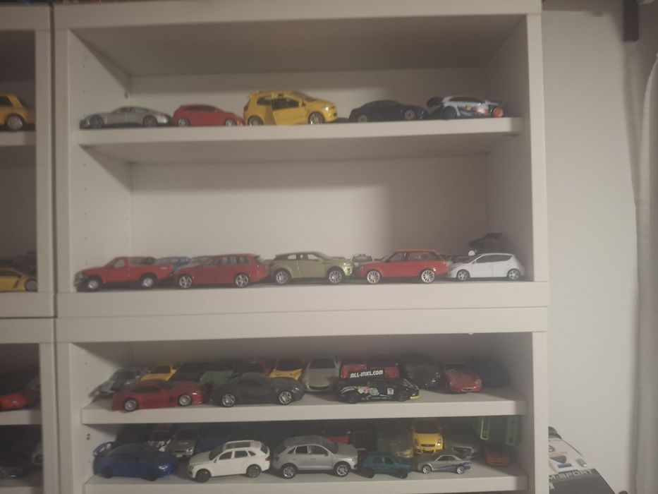 Продавам колекция малки и големи колшчки ( hot wheels,  majorete, matchbox, burajo и др)