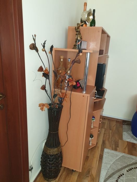 Mobila living cu usi și polițe