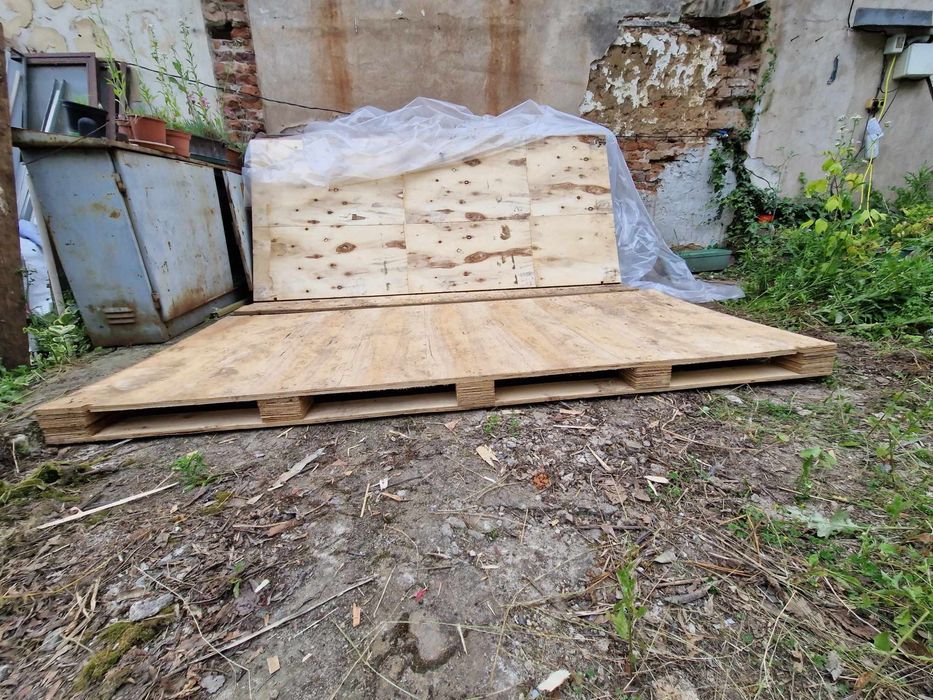 Продавам палета 2,50 см на 1,10см