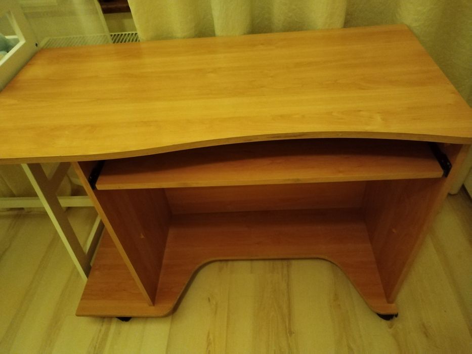 Birou cu spațiu pentru tastatură - 200 lei
