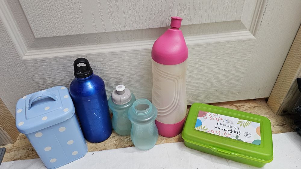 Set 4 Sticle de apa, kit călătorii si cutie depozitare din metal