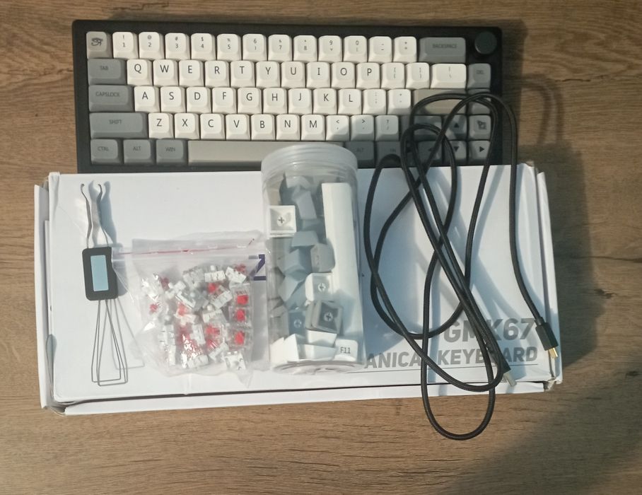 Tastatură Mecanică Custom GMK67 - Pachet Complet - Stare Impecabilă