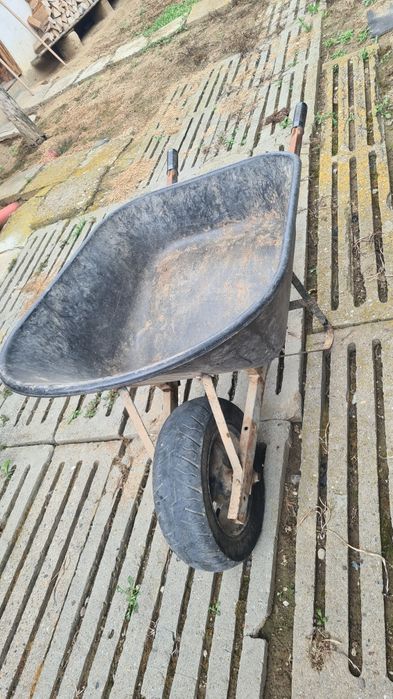 Vând roaba foarte solidă.