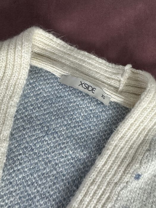 Cardigan pufos cu nasturi bijuterie