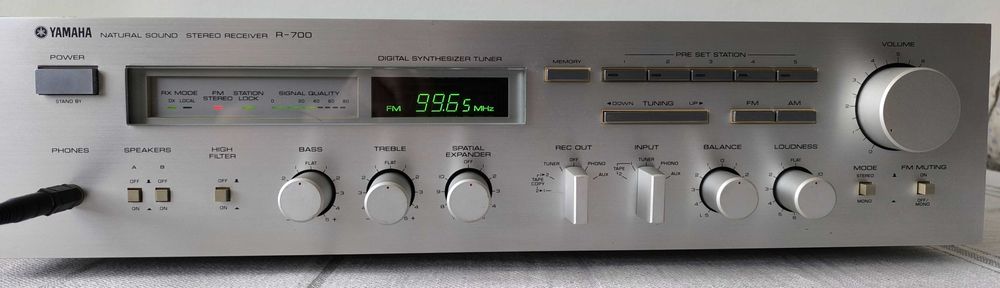 Продавам аудио усилвател Ямаха R700