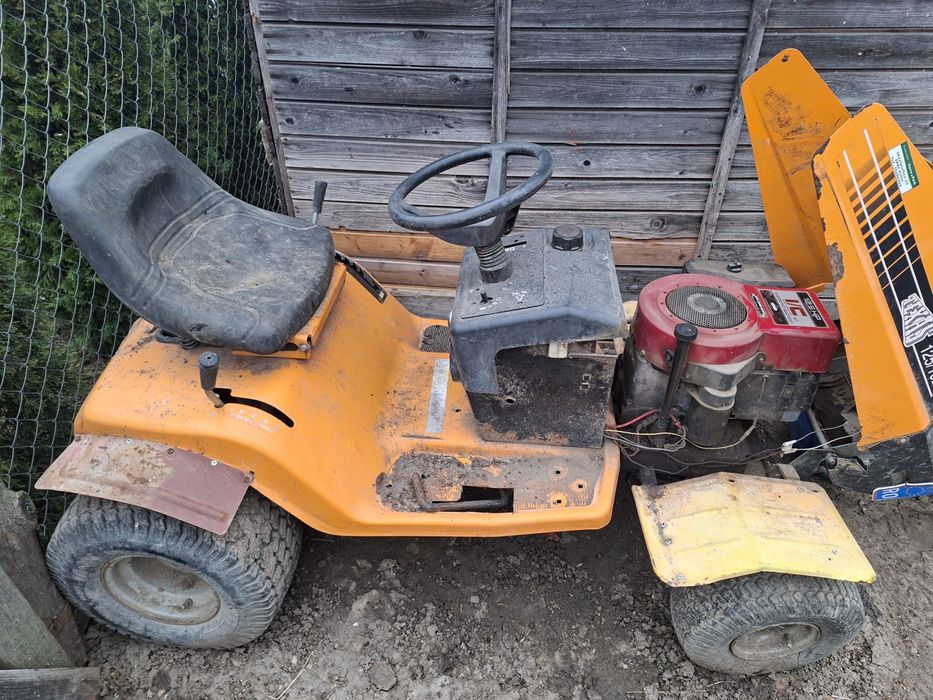 Vand tractoras de tuns gazonul