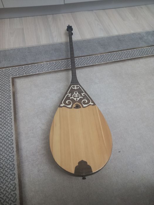 Продаю домбру минусов нет в идеальном состояний