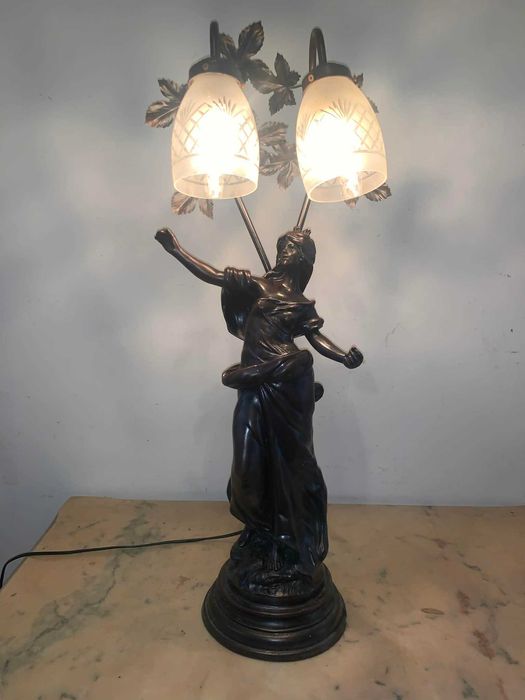 Statuie veioza cu doua brate