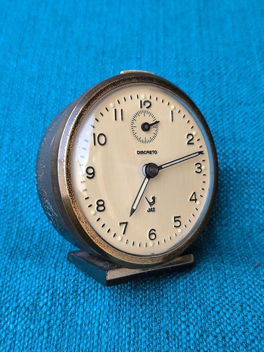ceas vechi mecanic masa birou antichitati vintage arta colectie antik