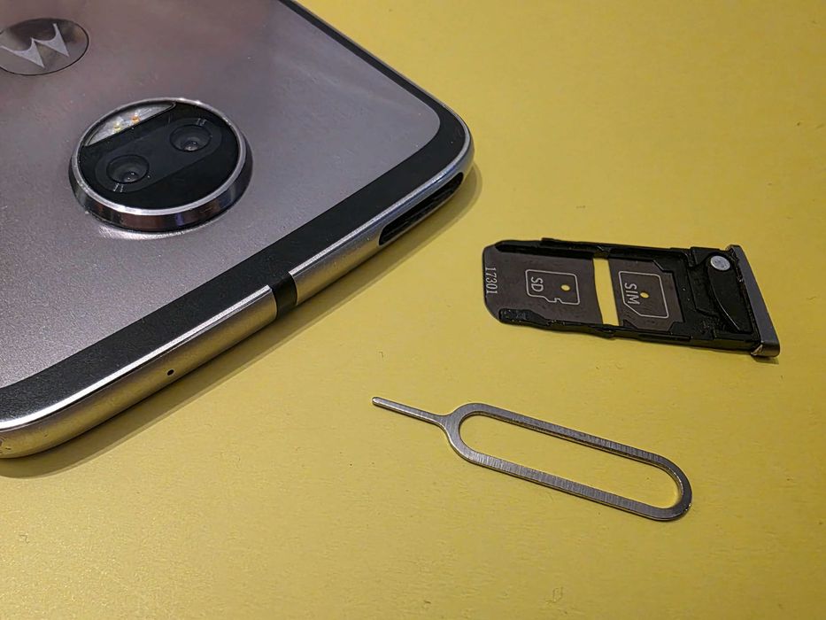 Moto Z2 Force, компактен смартфон c 5.5" екран кой не се чупи , тънък 6 мм, метална задна част