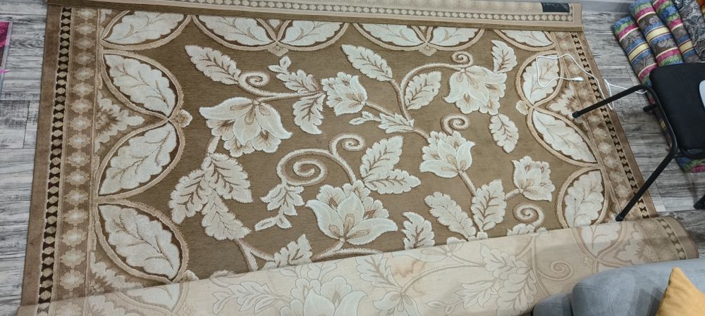 Продам ковер с узорами в виде цветков