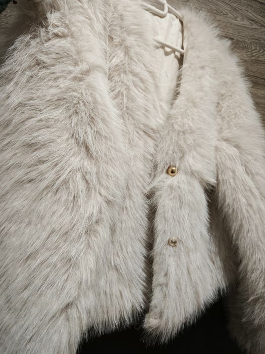 Два броя черно и бежаво пухено кожухче