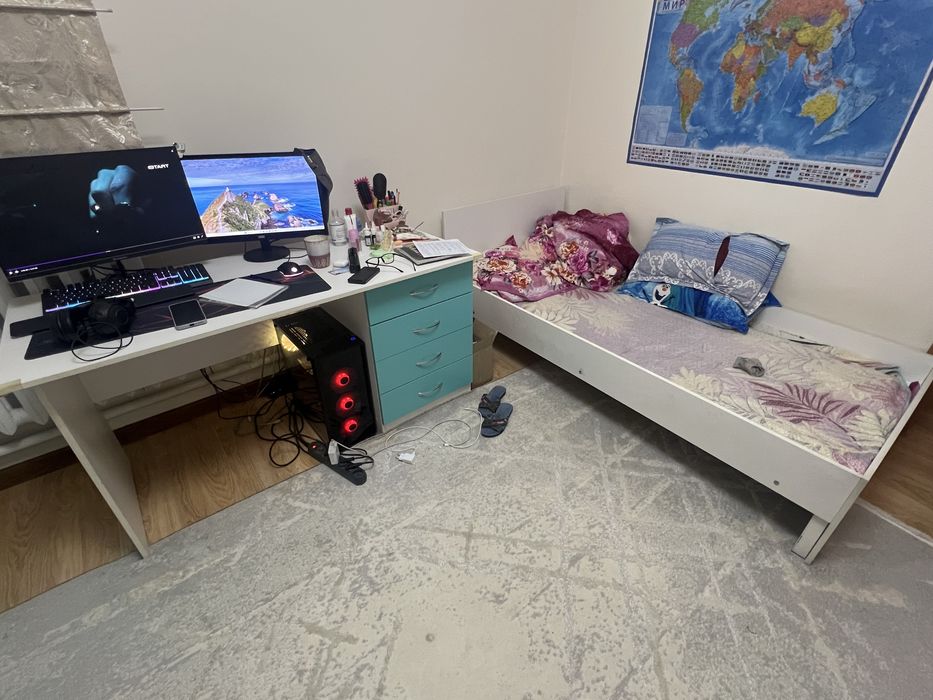 Стол и кровать, шкаф