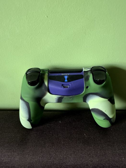 Продавам този PS4pro в много добро състояниe!