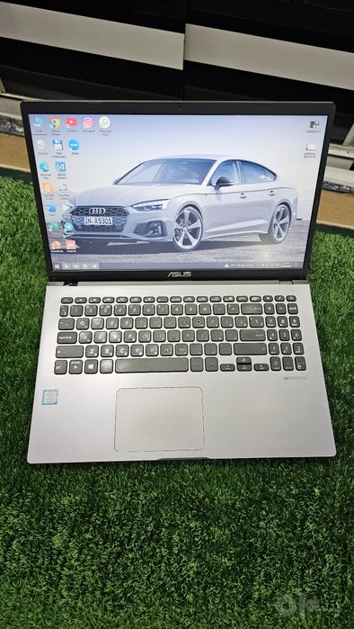 ASUS sonicmaster o'z IT soxasining ustalari ishlatadigan un laptop