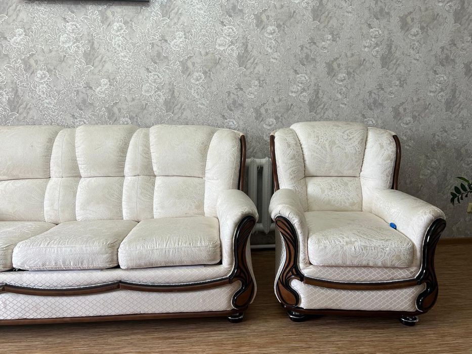 Продам диван с креслами