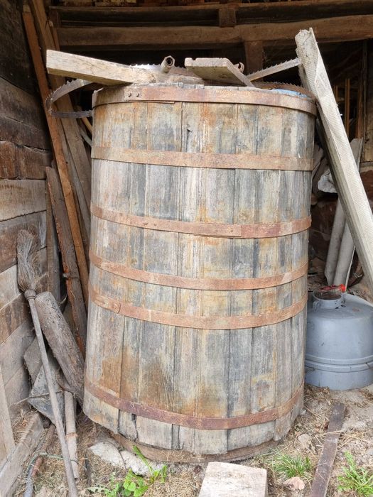 Butoaie și căzi din lemn vechi