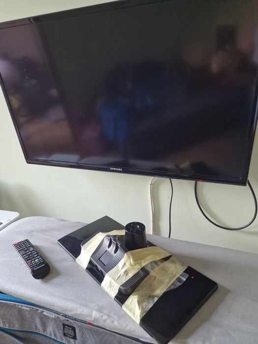 Телевизорът SAMSUNG със стойка 32 инча