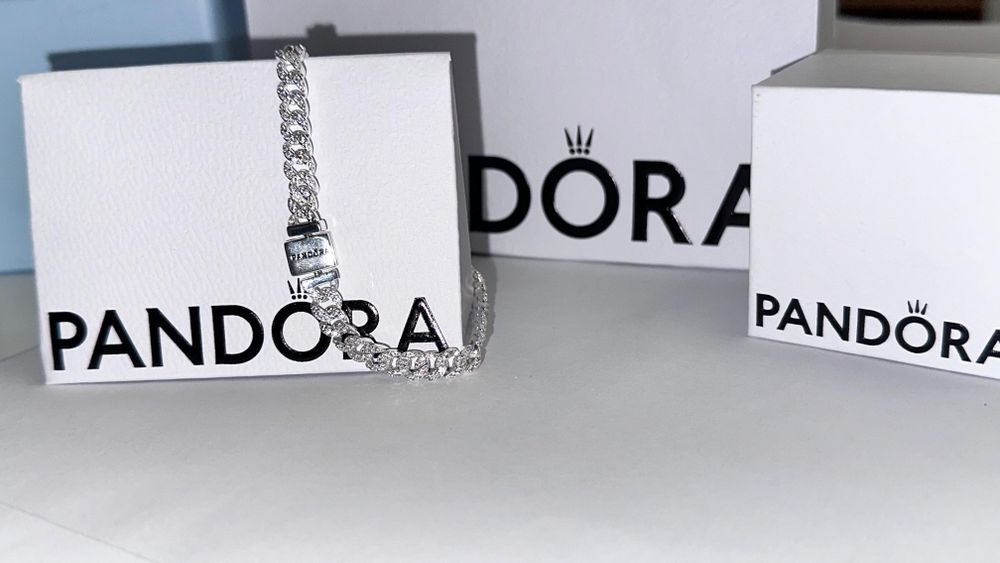 Brățară Pandora cu lanț cubanez cu elemente în stil pavé
Argint 925
81