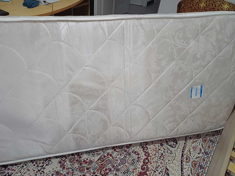 Кровать односпальная с матрацем