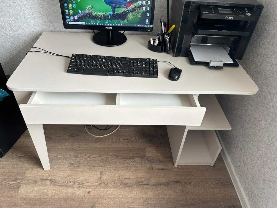 Стол компьютерный новый.