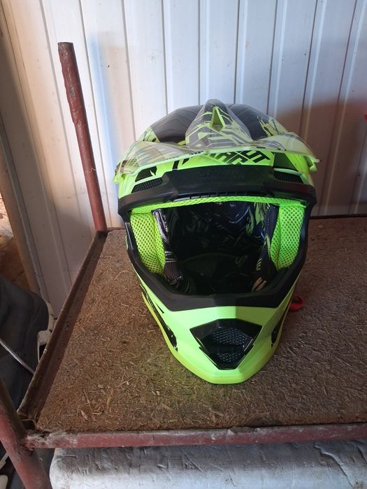 Vând skatebord și cască