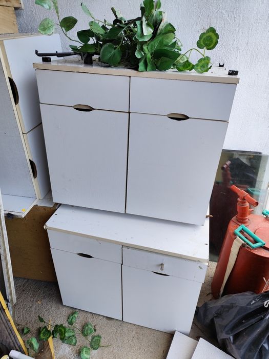 Малки шкафчета бели