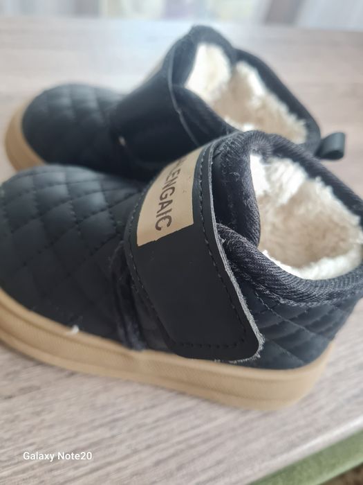 Продам тепленькие ботиночки "Balencgaic"