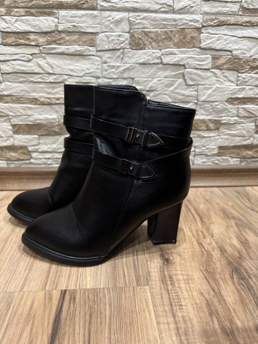 Дамски боти на висок ток