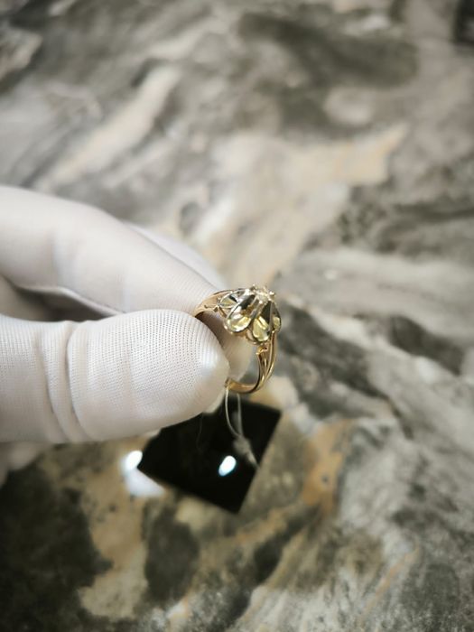 Золотое кольцо с бриллиантом