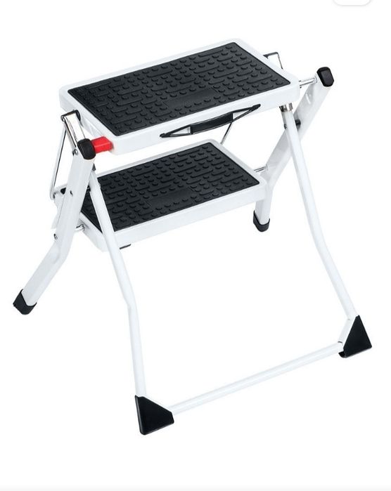 Стремянка двухступенчатая.