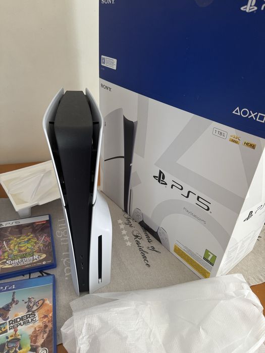 PlayStation 5..гаранция..2-контролера и 8 игри