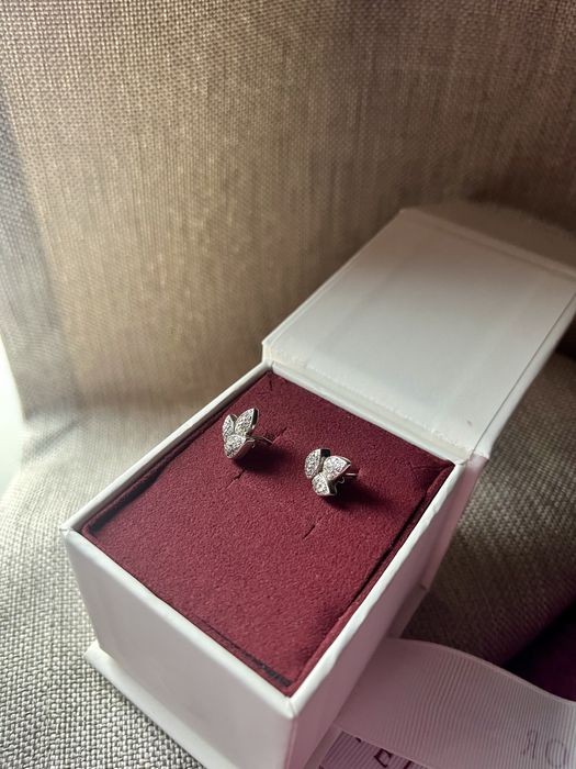 Сребърни обеци с родиево покритие и циркони