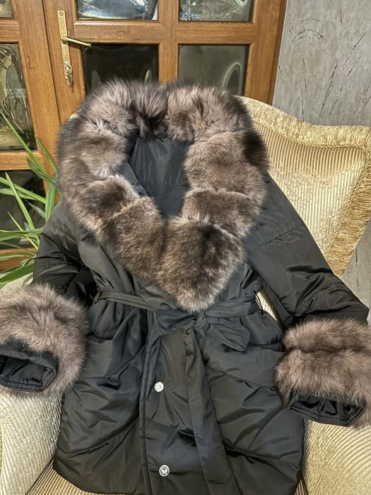 Vand haina  groasa cu guler de blana detasab
